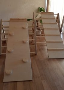 Piklera vingrošanas trīsstūri bērniem ar divpusēju rampu, 2 izmēri. Divpusēja rampa ar atšķirīgiem ķēršļiem katrā pusē.