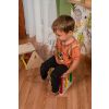 Bērns sēž uz Multifunkcionālā balansa konstruktora papildus trīsstūra