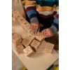 Ребенок играет с блоками