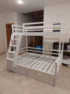Divstāvu gulta ar atšķirīgiem guļvietu izmēriem