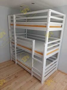Baltā trīsstāvu gultiņa