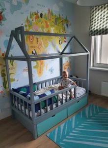 Bērnu gulta mājiņa divās krāsās. Bilde ar jaunu interjeru.