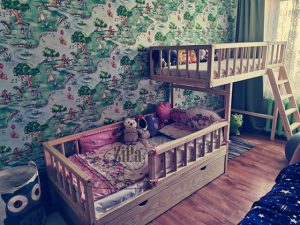 Divstāvu gulta divos līmeņos, ar lādi - interjerā. Divstāvu gulta bērniem ar apaļām redelēm. Lakota divstāvu gulta jauniešiem ar rotaļu laukumu zem augšējā stāva.