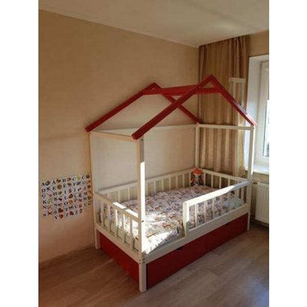 Cottage bed in Latvian flag colours
