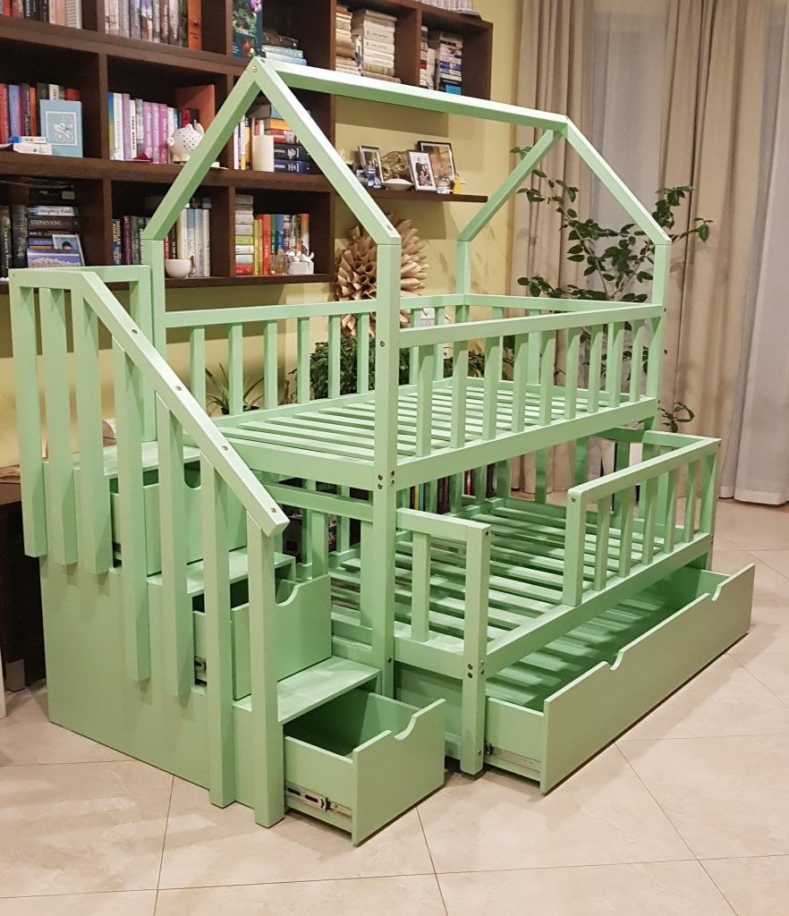 Zaļā, izvelkamā divstāvu gulta