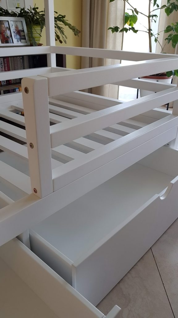 Mājiņgulta ar iekāpšanu abās pusēs - lādes. Bērnu gultiņa ar horizontālām redelēm un lādēm.