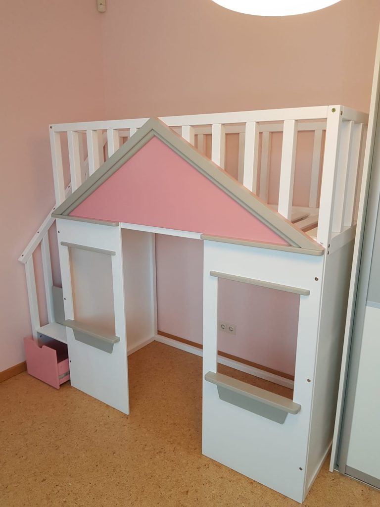 Trīskrāsu gulta - rotaļu istabiņa, balta, rozā, pekēka
