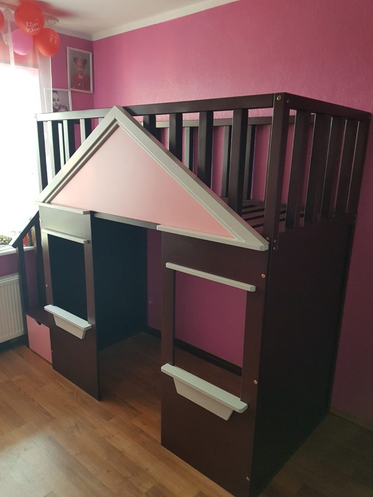 Trīskrāsu gulta - rotaļu istabiņa, tumši sarkana,, rozā, pelēka