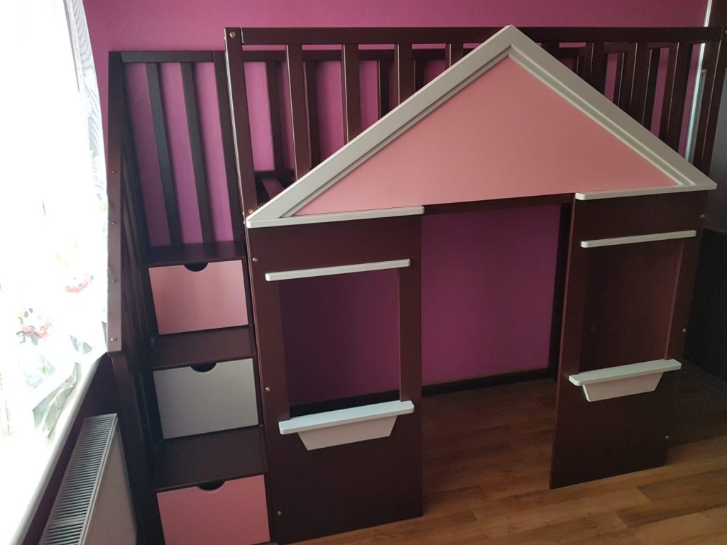 Trīskrāsu gulta - rotaļu istabiņa - tumši sarkans, rozā, pelēks