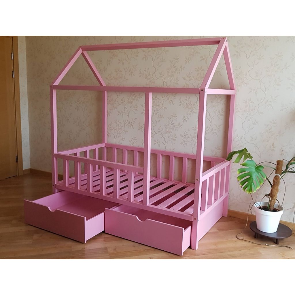 Rozā gultiņa ar atvērtām atvilktnēm