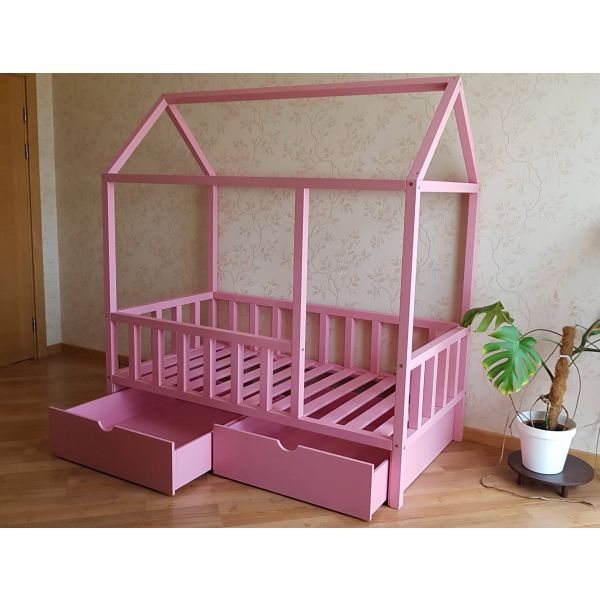 Розовая кроватка с открытыми ящиками
