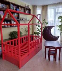 Mājiņgulta,galdiņš un krēsls sarkanā krāsā, trīs toņos. Vienstāvu gultiņa, gulta bērniem, namiņgulta.