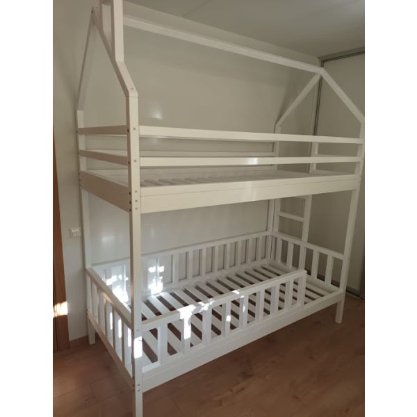Divstāvu gulta ar divu veidu redelēm