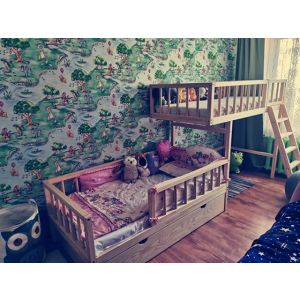 Divlīmeņu gulta ar rotaļu laukumu