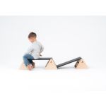 Большой набор kонструктор баланса, коричневый и черный Мальчик работает с балансировочным конструктором.