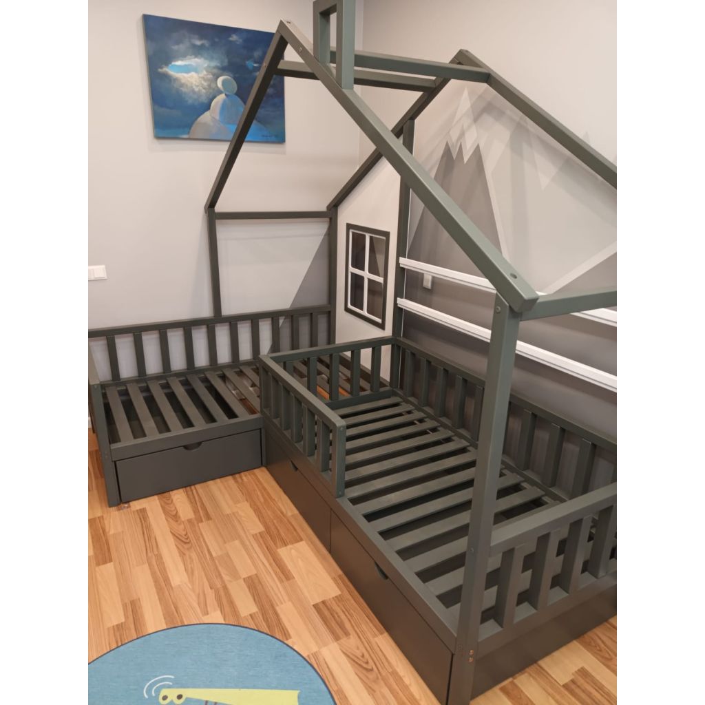 Dark grey L-shape bed with white accents on the wall and shelves. Bed for two children with thick, canted slats. L-shape bed with window and shelves, left corner.