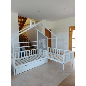 L-shape bed with window and shelves, right corner. White L-shape bed with grey accent wall. Bed for two children with thick, canted slats.