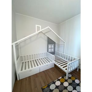 L-shape bed, right corner, with box in white with grey accent wall. Double bed for children with 2 chests under the right side of the bed and decorative wall with box. Picture at the customers.