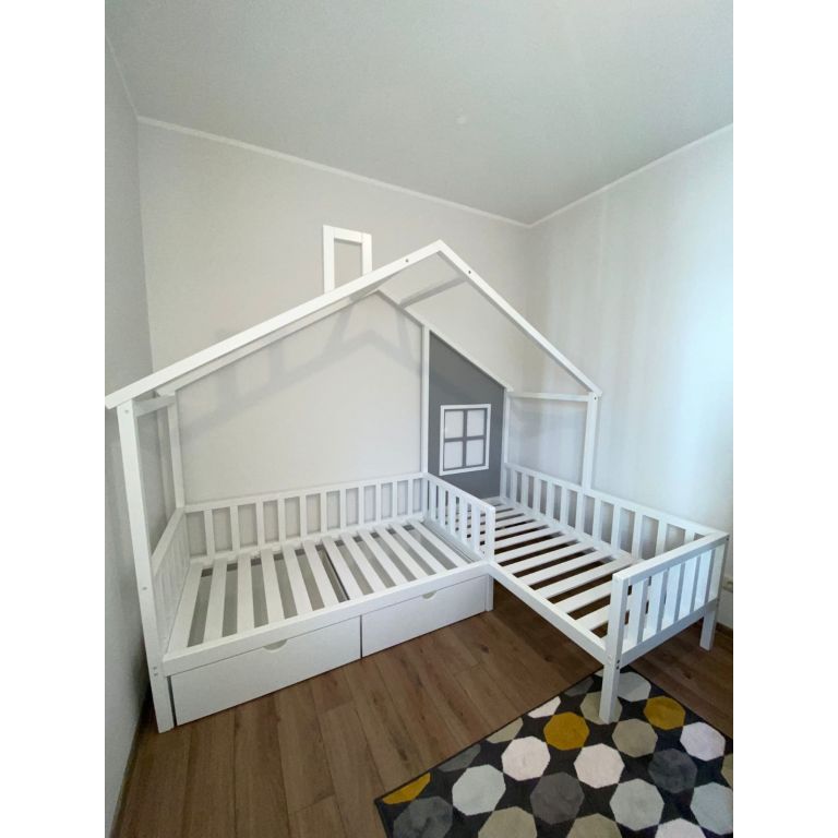 Stūra gulta, labais stūris, ar lodziņu baltā krāsā ar pelēku akcenta sienu. Divguļamā bērnu gulta ar2 lādēm zem labās puses guļvietas un dekoratīvu sienu ar lodziņu. Bilde pie klientiem.