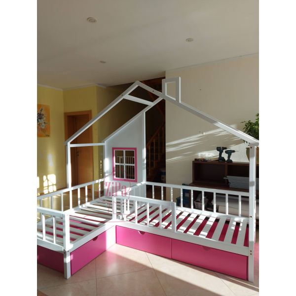 Stūra gulta ar lodziņu divās krāsās, balta un rozā. Divguļamā bērnu gulta ar 3 lādēm un dekoratīvu sienu ar lodziņu.