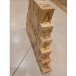Латышский алфавит, изображенный на деревянных брусках. Деревянные блоки, буквы алфавита на блоках. Набор деревянных блоков с латышским алфавитом. Рождественский подарок для детей. Подарок на день рождения для малышей.